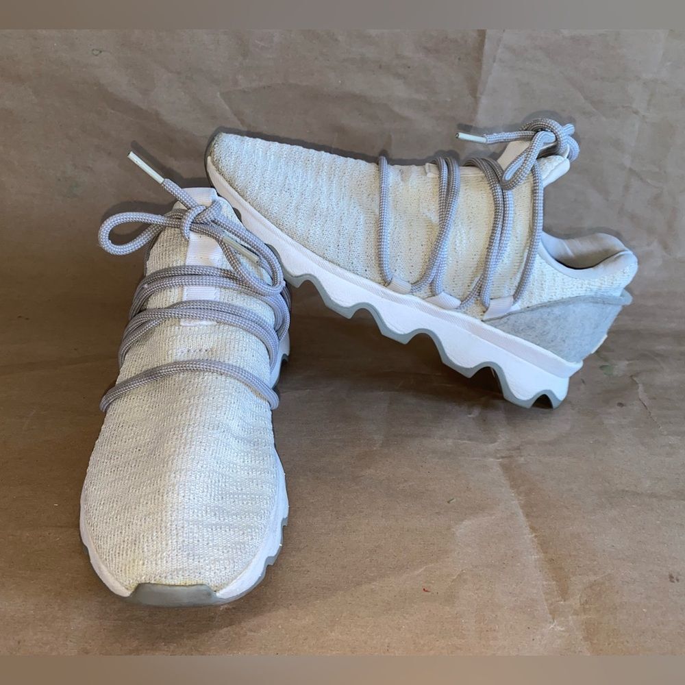 Sorel Kinetic Sneak Women’s Size 8 White Grey Scalloped Sole Sneakers